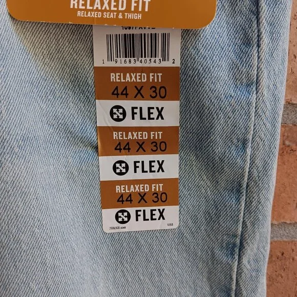 Wrangler Men's Relaxed Fit Jeans with Flex Blue Light Wash Size 44W x 30L - Picture 11 of 16